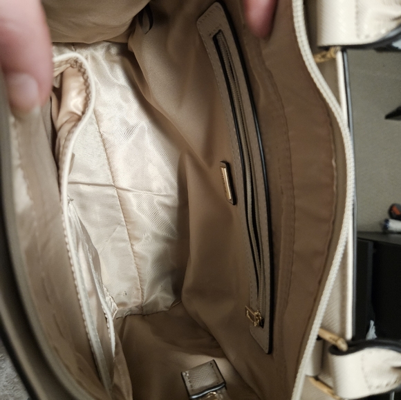 Guess Wallet & Purse - Picture 3 of 3